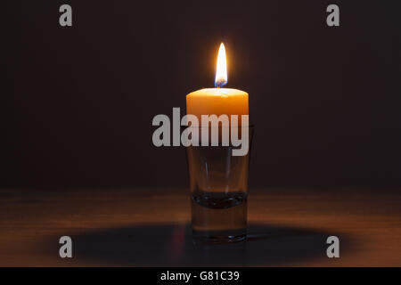 Candela accesa in modo trasparente il vasetto di vetro Foto Stock