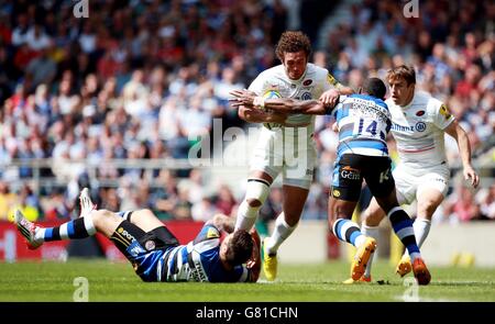 Jacques Burger di Saracens è affrontato da Matt Banahan e Semesa Rokoduguni di Bath durante la finale di Aviva Premiership al Twickenham Stadium di Londra. Foto Stock