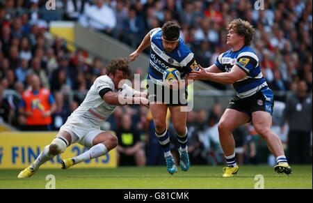 Bath's Rob Webber supera Saracens Jacques Burger durante la finale di Aviva Premiership al Twickenham Stadium di Londra. Foto Stock