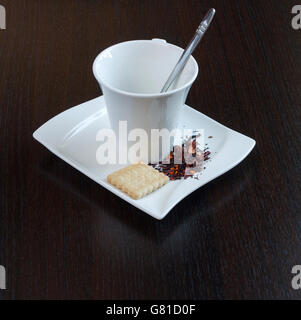 White tazza di tè con biscotti e tè freschi semi Foto Stock