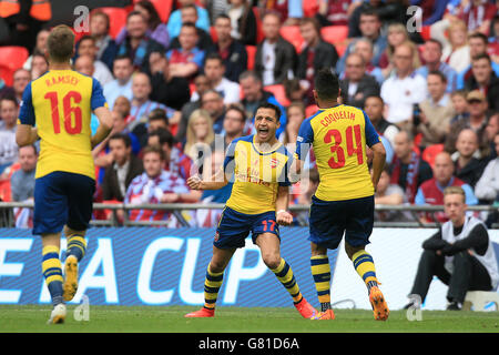 Alexis Sanchez di Arsenal festeggia il secondo obiettivo del gioco con i compagni di squadra Aaron Ramsey e Francis Coquelin durante la finale della fa Cup al Wembley Stadium di Londra. PREMERE ASSOCIAZIONE foto. Data immagine: Sabato 30 maggio 2015. Vedi PA Story SOCCER fa Cup. Il credito fotografico dovrebbe essere: Nick Potts/PA Wire. Nessun utilizzo con audio, video, dati, dispositivi non ufficiali Foto Stock