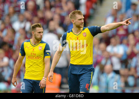 L'Arsenal's per Mertesacker (a destra) celebra il terzo gol del suo fianco durante la finale della fa Cup al Wembley Stadium di Londra. PREMERE ASSOCIAZIONE foto. Data immagine: Sabato 30 maggio 2015. Vedi PA Story SOCCER fa Cup. Il credito fotografico dovrebbe essere: Anthony Devlin/PA Wire. Nessun utilizzo con audio, video, dati, dispositivi non ufficiali Foto Stock