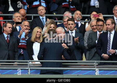 Il manager di Aston Villa Tim Sherwood è consolato dal presidente Randy Lerner (al centro) mentre riceve la medaglia dei suoi secondi classificati dopo la finale della fa Cup al Wembley Stadium di Londra. PREMERE ASSOCIAZIONE foto. Data foto: Sabato 30 maggio 2015. Vedi PA Story SOCCER fa Cup. Il credito fotografico deve essere: Nick Potts/PA Wire. Foto Stock