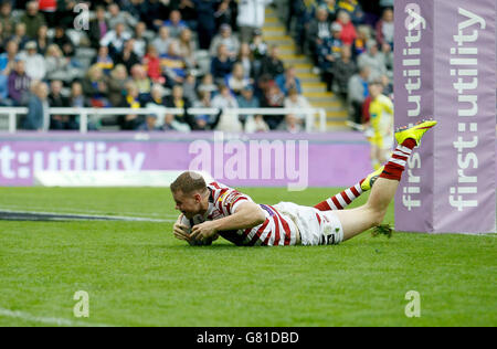 Wigan Warriors Joe Burgess segna durante la partita del Magic Weekend a St James' Park, Newcastle. Foto Stock