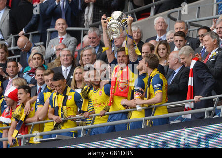 Olivier Giroud dell'Arsenal festeggia con il Trofeo fa Cup al termine della finale della fa Cup al Wembley Stadium di Londra. PREMERE ASSOCIAZIONE foto. Data foto: Sabato 30 maggio 2015. Vedi PA Story SOCCER fa Cup. Il credito fotografico dovrebbe leggere: Anthony Devlin/PA Wire. Foto Stock