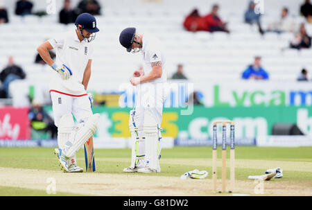 Il ben Stokes inglese lega i suoi pantaloni dopo essere stato colpito da una consegna dal Tim Southee della Nuova Zelanda, durante il quinto giorno del secondo test di Investec a Headingley, Leeds. Foto Stock