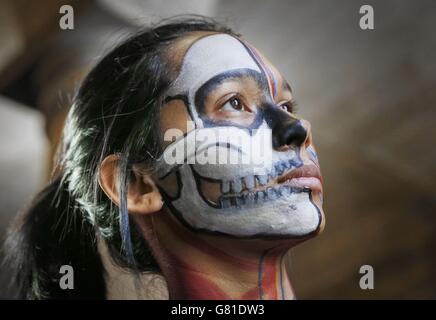 La studentessa dell'Università di Edimburgo Alex Sehgal con il suo volto dipinto prima di una serata di arte e anatomia all'Università di Edimburgo. Foto Stock