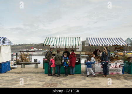 Le bancarelle del mercato a Loch Lomond Shores, Balloch, Scozia durante Springfest Food and Drink Festival con il Loch Lomond e cameriera di th Foto Stock