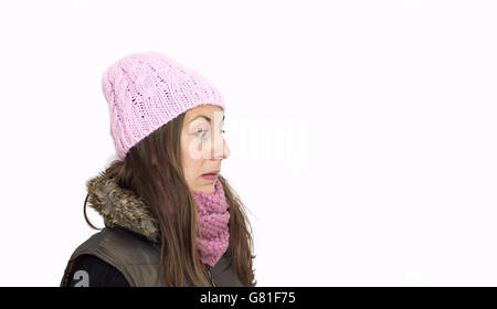 Giovani donne vestito in abiti invernali con divertenti look e un termometro aria Foto Stock