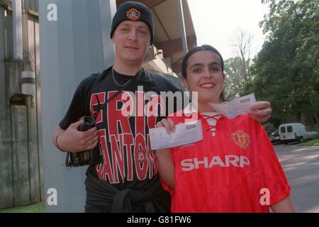 Un paio di tifosi del Manchester United che sono riusciti ad acquistare Biglietti per guardare Eric Cantona giocare a Lille Foto Stock