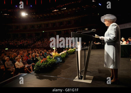 La Regina Elisabetta II si rivolge alla riunione annuale del Centenario dell'Istituto Nazionale della Federazione delle Donne presso la Royal Albert Hall di Londra. Foto Stock