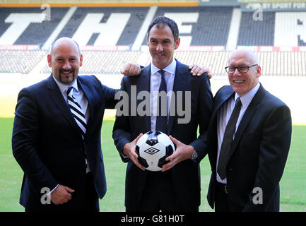 Derby County (sinistra-destra), direttore generale Sam Rush, manager Paul Clement e presidente Mel Morris dopo una conferenza stampa Foto Stock