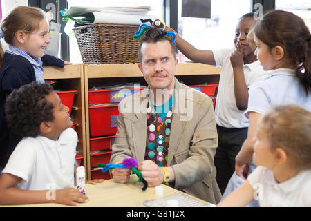 Mister Maker ospita una giornata di arte e artigianato di insetti di pomposo presso la Sacred Heart Roman Catholic School di Battersea, Londra, dopo che la scuola ha vinto l'esclusiva giornata di artigianato come parte di un concorso gestito dal marchio colla Pritt. Foto Stock