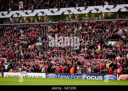 Calcio - UEFA Champions League - Quarter Final - First leg - Liverpool v Juventus - Anfield. I fan di Liverpool si uniscono in un coro di "non camminerai mai da soli" Foto Stock