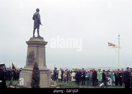 Il bicentenario dell'inizio del primo grande viaggio di scoperta del Capitano James Cook è commemorato a Whitby. Foto Stock