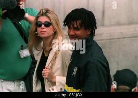 Il responsabile del Chelsea Ruud Gullit arriva oggi al Municipio di Fulham con la sua ragazza Foto Stock