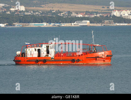 Gelendzhik, Russia - 8 Settembre 2010: la barca di salvataggio con il suo equipaggio sul ponte di pattuglia al porto Foto Stock