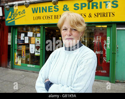 Irene Kermode, fuori dal suo negozio di licenza Libra a Manchester. A MS Kermode è stato detto dalla polizia di Mersyside di indagare su una rapina che ha avuto luogo nel suo negozio. Due agenti di polizia sono stati catturati su CCTV dicendo al personale fuori licenza a Liverpool per parlare con i sospetti stessi. È stato anche detto loro di guardare video riprese del presunto attacco e di far sapere alla polizia se conteneva qualcosa di interessante. Foto Stock