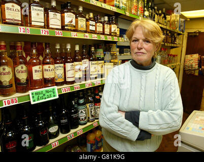 Irene Kermode, all'interno del suo negozio di licenza Libra. A MS Kermode è stato detto dalla polizia di Mersyside di indagare su una rapina che ha avuto luogo nel suo negozio. Due agenti di polizia sono stati catturati su CCTV dicendo al personale fuori licenza a Liverpool per parlare con i sospetti stessi. È stato anche detto loro di guardare video riprese del presunto attacco e di far sapere alla polizia se conteneva qualcosa di interessante. Foto Stock