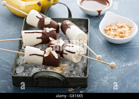 Banana e cioccolato popsicles Foto Stock