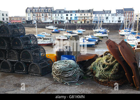Lobster Pot e altre attrezzature da pesca impilati sul quay a Ilfracombe in attesa di caricamento del successivo barca da pesca. Foto Stock