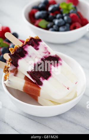 Yogurt, frutta e granola popsicles colazione Foto Stock