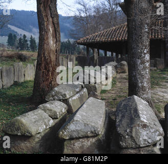 Spagna. Paese basco. Necropoli Argineta. Formato da una ventina di sepolcri e cinque stele. Alto Medioevo. (7th del IX secolo). Foto Stock