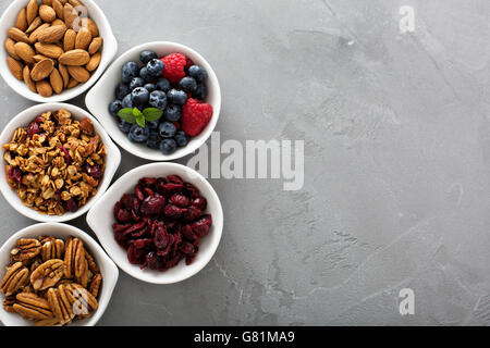 La varietà di cibo a colazione in piccole ciotole Foto Stock