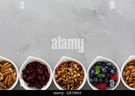 La varietà di cibo a colazione in piccole ciotole Foto Stock