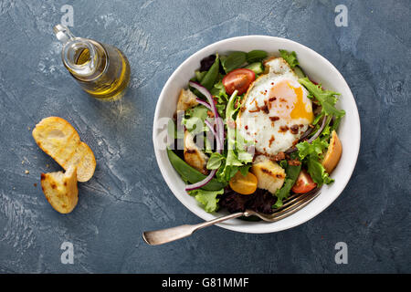La prima colazione con insalata di uova e bacon Foto Stock