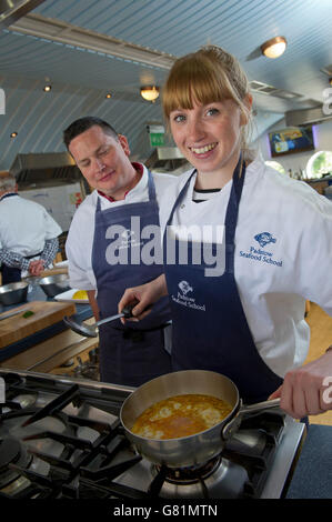 Catch & Cook a Rick stein la scuola di cucina a Padstow,cornwall,uk,dove gli studenti possono andare a pesca poi filetto e cuocere le loro catture.a Foto Stock