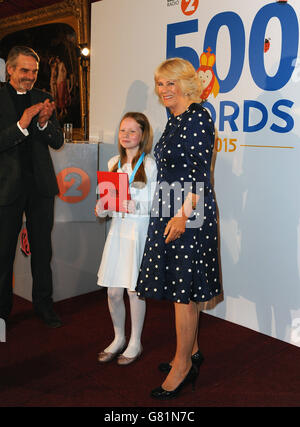 Amabel Smith di 10 anni con Jeremy Irons e la duchessa di Cornovaglia alla finale del concorso di 500 parole della BBC2 al St James's Palace, Londra. Foto Stock