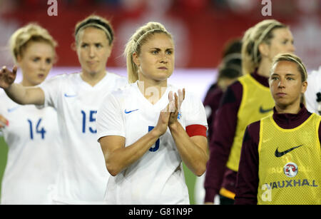 L'Inghilterra Steph Houghton applaude la folla che segue la partita amichevole internazionale delle donne tra il Canada e l'Inghilterra al Tim Hortons Field, Ontario, Canada. Foto Stock