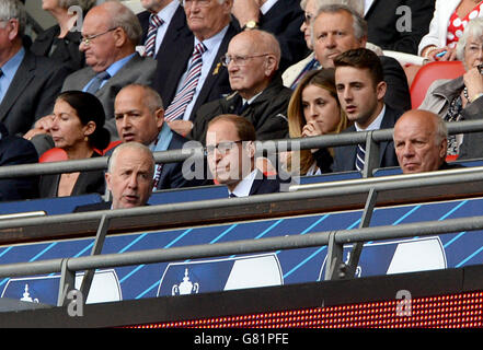 Presidente della Football Association, il Duca di Cambridge (centro) accanto al proprietario di Aston Villa Randy Lerner (a sinistra) e Presidente della Football Association Greg Dyke (a destra) Foto Stock