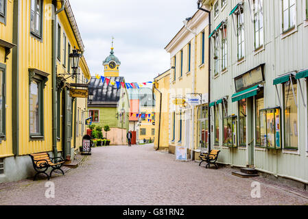 Soderkoping, Svezia - 20 Giugno 2016: vista lungo la strada Storgatan in città. Un sacco di vecchi edifici e bei negozi. La strada io Foto Stock