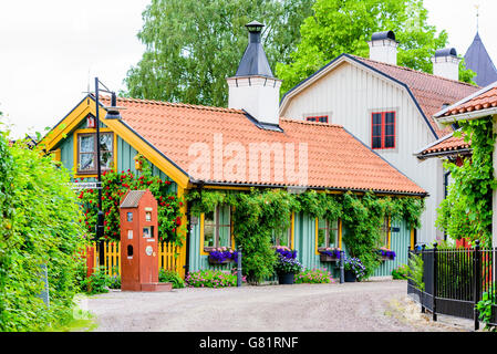 Soderkoping, Svezia - 20 Giugno 2016: dimora del XVIII secolo in un angolo della Trangsundsgrand nell'area Drothem. Piccole e fairytal Foto Stock