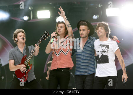 GLI ESCLUSIVI Niall Horan, Harry Styles, Liam Payne e Louis Tomlinson of One Direction si esibiscono sul palco durante il Summertime Ball di Capital FM al Wembley Stadium di Londra. Foto Stock