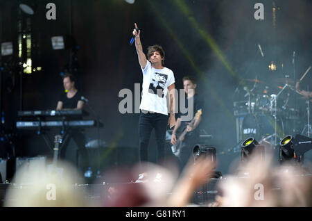 Louis Tomlinson of One Direction si esibisce dal vivo al Capital FM Summertime Ball 2015 tenutosi al Wembley Stadium di Londra Foto Stock