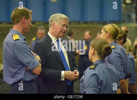 Il Segretario alla Difesa Michael Fallon durante una visita alla HMS Bulwark al largo della Libia, Nord Africa, in quanto assiste nel salvataggio dei migranti che cercano di raggiungere l'Europa. Foto Stock