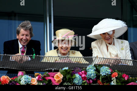 La regina Elisabetta II (centro) con John Warren (sinistra) e la principessa Michael di Kent sorriso come Corno d'Oro guidato da Frankie Dettori è guidato in dopo la vittoria del Derby Investec il giorno Derby del 2015 Investec Derby Festival all'ippodromo di Epsom, Epsom. Foto Stock