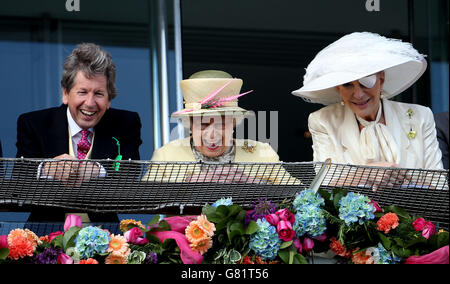 La regina Elisabetta II (centro) con John Warren (sinistra) e la principessa Michael di Kent sorriso come Corno d'Oro guidato da Frankie Dettori è guidato in dopo la vittoria del Derby Investec il giorno Derby del 2015 Investec Derby Festival all'ippodromo di Epsom, Epsom. Foto Stock