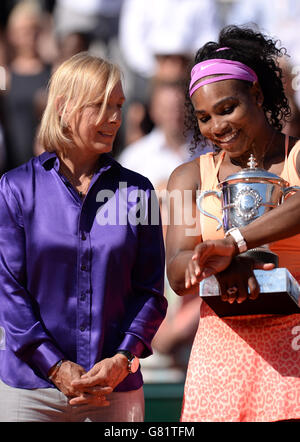 Serena Williams mostra a Martina Navratilova il suo orologio dopo aver battuto Lucie Safarova nella finale femminile del singolo il giorno quattordici del French Open al Roland Garros il 6 giugno 2015 a Parigi, Francia Foto Stock