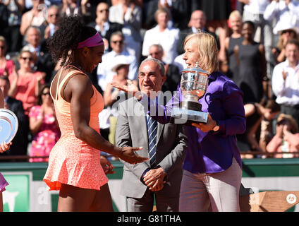 Serena Williams e Martina Navratilova dopo aver battuto Lucie Safarova nella finale femminile del quattordici giorni del French Open al Roland Garros il 6 giugno 2015 a Parigi, Francia Foto Stock