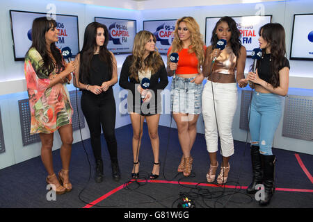 Ally Brooke Hernandez (centro a sinistra), Lauren Jauregui (seconda a sinistra), Normani Kordei (seconda a destra), Camila Cabello (destra) e Dinah Jane Hansen (centro a destra) della Fifth Harmony con Capital FM presenter Max durante un'intervista allo studio radio Capital FM Summertime Ball, Wembley Stadium, Londra. 6 giugno 2015. Daniel Leal-Olivas/PA Showbiz Foto Stock