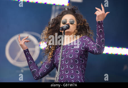 Ella Eyre si esibisce dal vivo sul palco il giorno 1 del festival Parklife il 06 2015 giugno a Heaton Park Manchester, Regno Unito Foto Stock