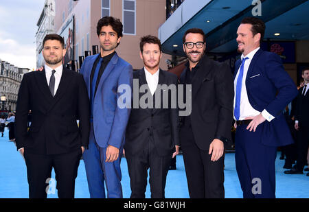 (Da sinistra a destra) Jerry Ferrara, Adrian Grenier, Kevin Connolly, Jeremy Piven e Kevin Dillon partecipano alla prima del film Entourage UK tenutasi a Vue West End, 3 Cranbourn Street, Leicester Square, Londra. PREMERE ASSOCIAZIONE foto. Data immagine: Martedì 9 giugno 2015. Il credito fotografico dovrebbe essere: Ian West/PA Wire Foto Stock