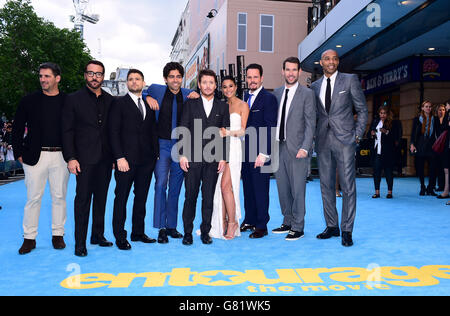 (Da sinistra a destra) Stephen Levinson, Jeremy Piven, Jerry Ferrara, Adrian Grenier, Emmanuelle Chriqui, Kevin Connolly, Kevin Dillon, Doug Ellin e Thierry Henry frequentano la prima del cinema inglese Entourage che si è tenuta a Vue West End, 3 Cranbourn Street, Leicester Square, Londra. PREMERE ASSOCIAZIONE foto. Data immagine: Martedì 9 giugno 2015. Il credito fotografico dovrebbe essere: Ian West/PA Wire Foto Stock