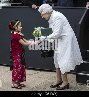 La regina Elisabetta II riceve un bouquet di fiori da sei anni Swechya Joshi, figlia di un gurkha al servizio alla conclusione del Gurkha 200 pageant al Royal Hospital Chelsea, Londra. Foto Stock