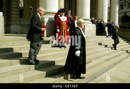 Il Parlamento è stato formalmente sciolto in vista delle elezioni generali del 5 maggio, mentre Sergent-at-Arms Richard Martin (front center) ha letto la proclamazione dei gradini della Royal Exchange nella città di Londra. La Regina firmò la proclamazione reale questa mattina prima che fosse portata all'Ufficio della Corona nel Palazzo di Westminster e il Grande Sigillo fu applicato. Foto Stock