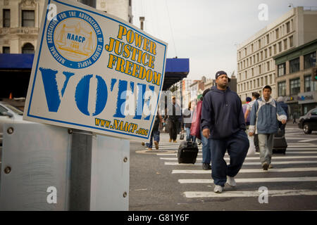 Un segno NAACP chiede di votare sul 125th Street di Harlem, a New York, USA, 2008 elezioni presidenziali americane il giorno 4 novembre 2008. Foto Stock